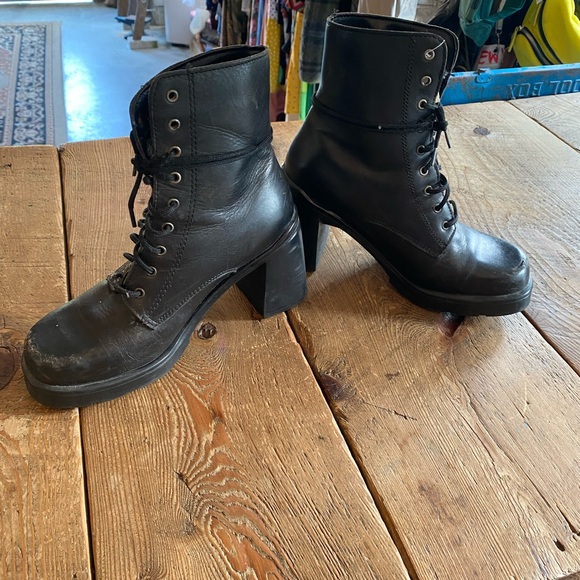 Vintage Henri Pierre black high heel - Picture 4 of 8